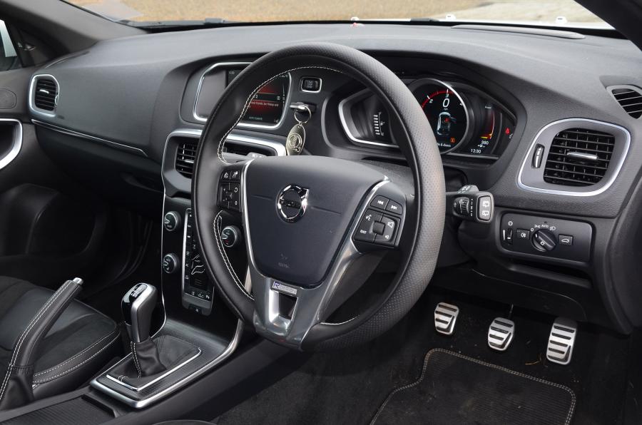 Интерьер Volvo V40 D2 R-Design 2016 года  (UK) (фото 10 из 10)